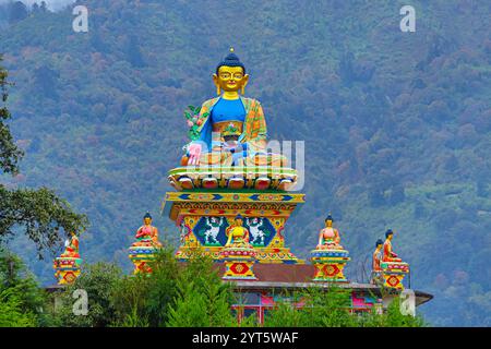 Imposante statue du Seigneur Bouddha près du monastère Khinmey Nyingma, symbolisant la direction spirituelle, Tawang, Arunachal Pradesh, Inde Banque D'Images