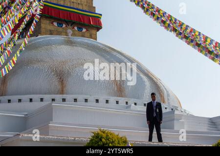 Le 6 décembre 2024, à Katmandou, Népal. Un membre de l'agent de sécurité nationale se tient au site du patrimoine mondial de l'UNESCO Boudhanath Stupa lors de la visite du roi du Bhoutan Jigme Khesar Namgyel Wangchuck. Il a été accueilli par le ministre népalais des Affaires étrangères, Arju Rana Deuba. Au cours de sa visite officieuse, il a visité les sites du patrimoine mondial de l'UNESCO, Swayambhunath Stupa et Boudhanath Stupa. (Photo de Abhishek Maharjan/Sipa USA) crédit : Sipa USA/Alamy Live News Banque D'Images