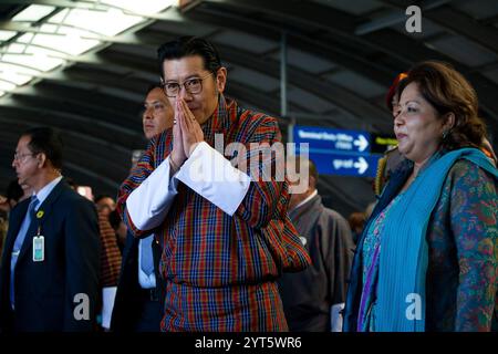 Le 6 décembre 2024, à Katmandou, Népal. Le roi du Bhoutan, Jigme Khesar Namgyel Wangchuck, salue son arrivée à l'aéroport international de Tribhuvan (TIA). Il a été accueilli par le ministre népalais des Affaires étrangères, Arju Rana Deuba. Au cours de sa visite officieuse, il a visité les sites du patrimoine mondial de l'UNESCO, Swayambhunath Stupa et Boudhanath Stupa. (Photo de Abhishek Maharjan/Sipa USA) crédit : Sipa USA/Alamy Live News Banque D'Images