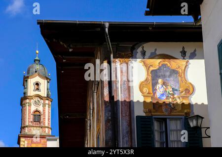 DEU, Deutschland, Bayern, Mittenwald, 24.09.2024 : Lüftlmalerei an der Fassade eines Hauses am Obermarkt in der Altstadt von Mittenwald mit dem Turm der Kirche : Peter und Paul im Hintergrund, im Landkreis Garmisch-Partenkirchen im Werdenfelser Land in Oberbayern *** DEU, Germany, Bavaria, Mittenwald, 24 09 2024 Lüftlmalerei sur la façade d'une maison à l'ancienne tour de St Paul Mittenwald, dans l'église de St Paul Mittenwald dans le district de Garmisch Partenkirchen dans Werdenfelser Land en haute-Bavière Banque D'Images