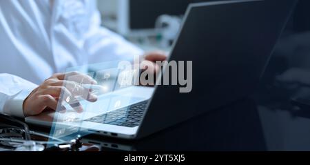 Un médecin est assis dans son bureau, travaillant sur un ordinateur portable. Un hologramme affiche les données du patient en temps réel, montrant des mesures de santé avancées pour un a médical précis Banque D'Images