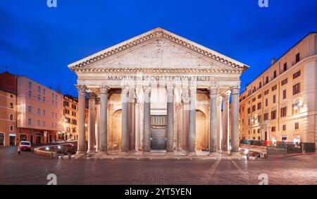 Rome, Italie avec le Panthéon et la Piazza Della Rotonda la nuit. Banque D'Images
