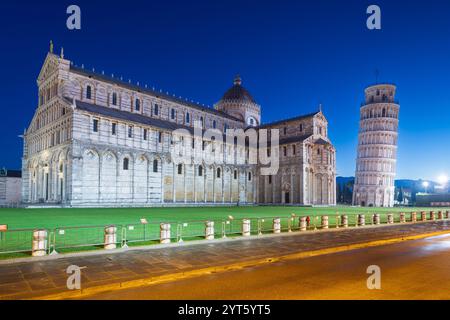PISE, ITALIE - 17 DÉCEMBRE 2021 : la Tour penchée de Pise sur la place des miracles à l'heure bleue. Banque D'Images