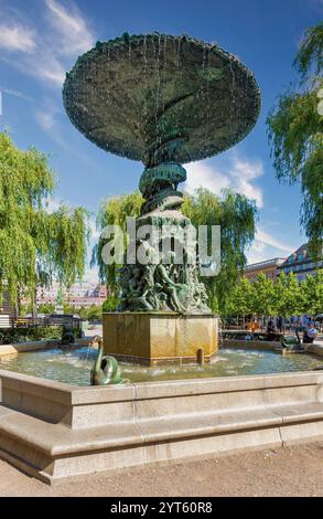 Stockholm, Suède - juin 26 2022 : statue de cygne à la fontaine de Molin à Kungstradgarden, la fontaine est entourée d'arbres verdoyants, créant une scène sereine et paisible Banque D'Images