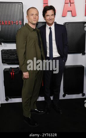 LOS ANGELES, CA - 5 DÉCEMBRE : Taron Egerton, Jason Bateman à la première Netflix de Carry-on au théâtre égyptien de Los Angeles, Californie le 5 décembre 20224. Crédit : Faye Sadou/MediaPunch Banque D'Images