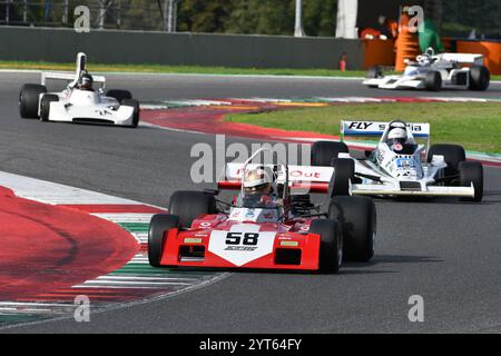 Scarperia, Italie - 12 octobre 2024 : Surtees TS9B de l'année 1971 pilotée par inconnu en action pendant la séance d'essais au circuit Mugello. Banque D'Images