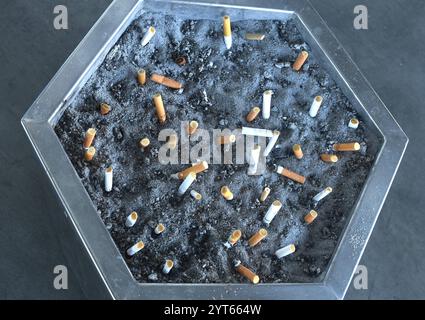 Bangkok Thaïlande 29 novembre 2024 : filtre à cigarette dans le cendrier sur l'aéroport de Suvarnabhumi Banque D'Images