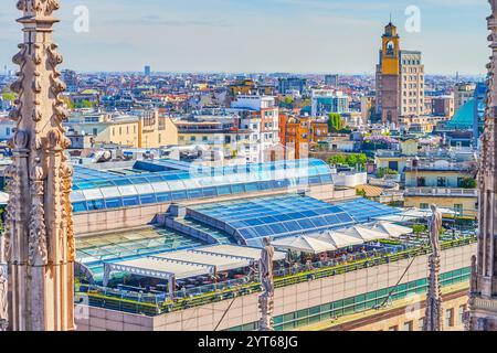 Le toit en verre de la Galleria Vittorio Emanuele II, le plus célèbre centre commercial du centre de Milan, en Italie Banque D'Images
