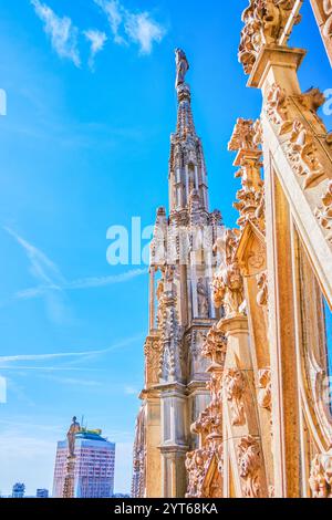 Sculptures en pierre sculptée sur le toit, les murs et les flèches de la cathédrale de Milan, Italie Banque D'Images