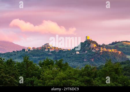 Coucher de soleil sur la ville perchée de Castiglione d'Orcia, Toscane, Italie Banque D'Images