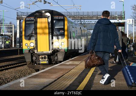 Les passagers de Rugeley Trent Valley attendent l'arrivée du Crewe à destination de London Euston à 09h13 fourni par London Northwestern Railway. Banque D'Images