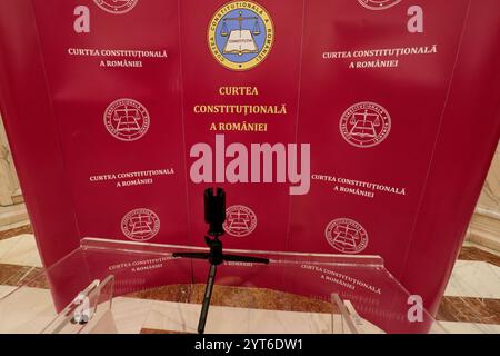 Bucarest, Roumanie. 6 décembre 2024 : le bureau de conférence de presse de la Cour constitutionnelle de Roumanie (CCR) après la session au cours de laquelle la Cour a décidé d'annuler l'ensemble du processus électoral présidentiel, invoquant l'article 146 (f) de la Constitution. Après cela, le processus électoral pour l'élection du président de la Roumanie reprendra à partir de zéro, le gouvernement étant chargé de fixer une nouvelle date. Crédit : Lucian Alecu/Alamy Live News Banque D'Images