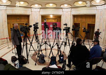 Bucarest, Roumanie. 6 décembre 2024 : les journalistes attendent devant la Cour constitutionnelle de Roumanie (CCR) après la session au cours de laquelle la Cour a décidé d'annuler l'ensemble du processus électoral présidentiel, invoquant l'article 146(f) de la Constitution. Après cela, le processus électoral pour l'élection du président de la Roumanie reprendra à partir de zéro, le gouvernement étant chargé de fixer une nouvelle date. Crédit : Lucian Alecu/Alamy Live News Banque D'Images