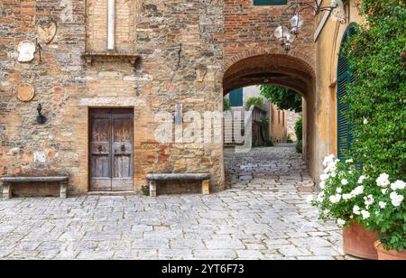 Petit hameau médiéval de Lucignano d'Asso, commune de Montalcino, Toscane, Italie Banque D'Images