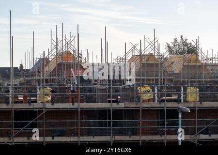 Slough, Royaume-Uni. 6 décembre 2024. Le premier ministre Keir Starmer a défini cinq étapes importantes, notamment la reconstruction de la Grande-Bretagne avec 1,5 millions de maisons en Angleterre et des décisions de planification accélérées pour au moins 150 grands projets d'infrastructure économique. Bellway Homes construit un nouveau développement (photo) d'appartements et de maisons de 3 chambres sur le site de l'ancien Montem Lesiure Centre à Slough, Berkshire. Le site a été utilisé pour la dernière fois comme un énorme centre de dépistage de la COVID-19 pendant la pandémie de COVID-19. Beaucoup de travaux de construction sont en cours à Slough car il est sur la ligne de train Elizabeth Line à Londres. Crédit Banque D'Images