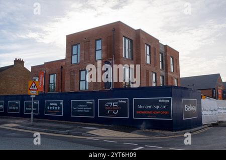 Slough, Royaume-Uni. 6 décembre 2024. Le premier ministre Keir Starmer a défini cinq étapes importantes, notamment la reconstruction de la Grande-Bretagne avec 1,5 millions de maisons en Angleterre et des décisions de planification accélérées pour au moins 150 grands projets d'infrastructure économique. Bellway Homes construit un nouveau développement (photo) d'appartements et de maisons de 3 chambres sur le site de l'ancien Montem Lesiure Centre à Slough, Berkshire. Le site a été utilisé pour la dernière fois comme un énorme centre de dépistage de la COVID-19 pendant la pandémie de COVID-19. Beaucoup de travaux de construction sont en cours à Slough car il est sur la ligne de train Elizabeth Line à Londres. Crédit Banque D'Images