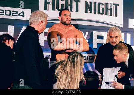 Sofia, Bulgarie Arena Sofia 07 décembre 2024 Kubrat Pulev et Mahmoud Charr Mahmoud Charr montrant muscles WBA - World Heavyweight Championship Kubra Banque D'Images