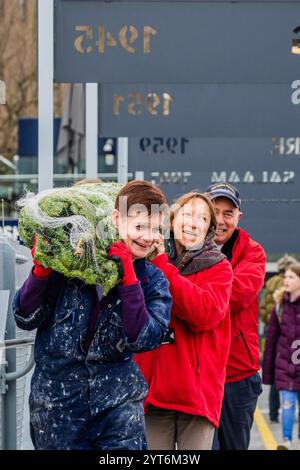 Londres, Royaume-Uni. 6 décembre 2024. L'équipage et les bénévoles actuels à bord du HMS Belfast commencent une nouvelle tradition festive annuelle consistant à ramener un sapin de Noël de Borough Market pour décorer le quart de pont dans l'esprit de la façon dont l'équipage du HMS Belfast 1943 aurait célébré Noël pendant les convois arctiques. Crédit : Guy Bell/Alamy Live News Banque D'Images