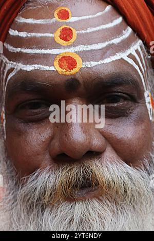 Kolkata, Inde. 06th Dec, 2024. Un moine hindou proteste pour mettre fin aux atrocités contre la communauté minoritaire hindoue du Bangladesh, à Kolkata le 6 décembre 2024.photos de Debajyoti Chakraborty. (Photo : Debajyoti Chakraborty/News images) à Kolkata, Inde le 12/6/2024. (Photo de Debajyoti Chakraborty/News images/Sipa USA) crédit : Sipa USA/Alamy Live News Banque D'Images