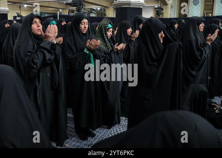 Téhéran, Iran. 5 décembre 2024. Des femmes iraniennes voilées dans des tadors noirs pleurent alors qu'elles se rassemblent pour la nuit de la cérémonie commémorant l'anniversaire du martyre de Lady Fatimah Zahra à Téhéran. (Image de crédit : © Bureau du leader suprême iranien via ZUMA Press Wire) USAGE ÉDITORIAL SEULEMENT! Non destiné à UN USAGE commercial ! Banque D'Images