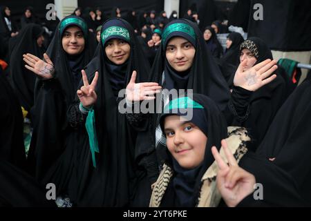 Téhéran, Iran. 5 décembre 2024. Des femmes iraniennes voilées dans des tadors noirs pleurent alors qu'elles se rassemblent pour la nuit de la cérémonie commémorant l'anniversaire du martyre de Lady Fatimah Zahra à Téhéran. (Image de crédit : © Bureau du leader suprême iranien via ZUMA Press Wire) USAGE ÉDITORIAL SEULEMENT! Non destiné à UN USAGE commercial ! Banque D'Images