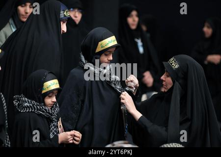 Téhéran, Iran. 5 décembre 2024. Des femmes iraniennes voilées dans des tadors noirs pleurent alors qu'elles se rassemblent pour la nuit de la cérémonie commémorant l'anniversaire du martyre de Lady Fatimah Zahra à Téhéran. (Image de crédit : © Bureau du leader suprême iranien via ZUMA Press Wire) USAGE ÉDITORIAL SEULEMENT! Non destiné à UN USAGE commercial ! Banque D'Images