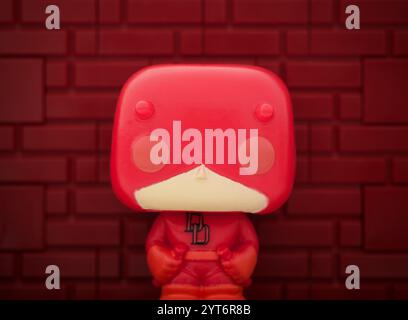 Tambov, Fédération de Russie - 23 août 2024 Daredevil Funko POP Mini Vinyl figure sur un fond de mur de briques rouges. Banque D'Images