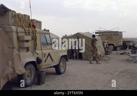 Première Guerre du Golfe : 15 mars 1991 leurs combats terminés, les soldats du 1er Bataillon Scots Guards sont bivouaqués dans le désert au nord de Koweït City. Ils se préparent à se retirer du Koweït. L'un des deux Land Rover est exploité par services Sound and Vision Corporation (SSVC), une organisation créée pour « divertir et informer les forces armées britanniques dans le monde entier ». Banque D'Images