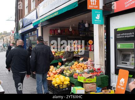Slough, Royaume-Uni. 6 décembre 2024. Un magasin de fruits et légumes dans Slough Town Centre. Une fois de plus, la ville de Slough dans le Berkshire a été nommée l'endroit le plus misérable où vivre au Royaume-Uni par une enquête réalisée par Rightmove. Slough est arrivé à la 220e place, derrière Bradford, Barking et Dagenham, Dudley et Croydon, qui se classent respectivement aux 219e, 218e et 217e places. Slough est aujourd'hui l'une des autorités locales les plus ethniquement diversifiées d'Angleterre, avec 64% de sa population issue de minorités ethniques. Beaucoup de magasins de la ville ont fermé et il y a souvent des problèmes dans le centre-ville avec un Banque D'Images