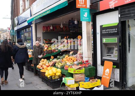 Slough, Royaume-Uni. 6 décembre 2024. Un magasin de fruits et légumes dans Slough Town Centre. Une fois de plus, la ville de Slough dans le Berkshire a été nommée l'endroit le plus misérable où vivre au Royaume-Uni par une enquête réalisée par Rightmove. Slough est arrivé à la 220e place, derrière Bradford, Barking et Dagenham, Dudley et Croydon, qui se classent respectivement aux 219e, 218e et 217e places. Slough est aujourd'hui l'une des autorités locales les plus ethniquement diversifiées d'Angleterre, avec 64% de sa population issue de minorités ethniques. Beaucoup de magasins de la ville ont fermé et il y a souvent des problèmes dans le centre-ville avec un Banque D'Images