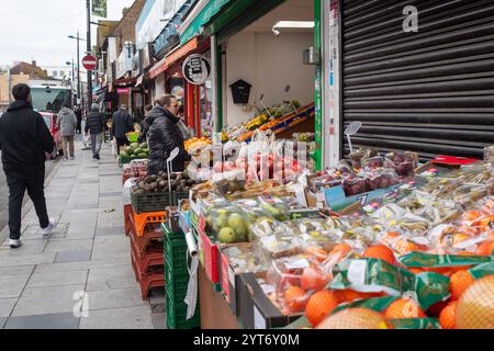 Slough, Royaume-Uni. 6 décembre 2024. Un magasin de fruits et légumes dans Slough Town Centre. Une fois de plus, la ville de Slough dans le Berkshire a été nommée l'endroit le plus misérable où vivre au Royaume-Uni par une enquête réalisée par Rightmove. Slough est arrivé à la 220e place, derrière Bradford, Barking et Dagenham, Dudley et Croydon, qui se classent respectivement aux 219e, 218e et 217e places. Slough est aujourd'hui l'une des autorités locales les plus ethniquement diversifiées d'Angleterre, avec 64% de sa population issue de minorités ethniques. Beaucoup de magasins de la ville ont fermé et il y a souvent des problèmes dans le centre-ville avec un Banque D'Images