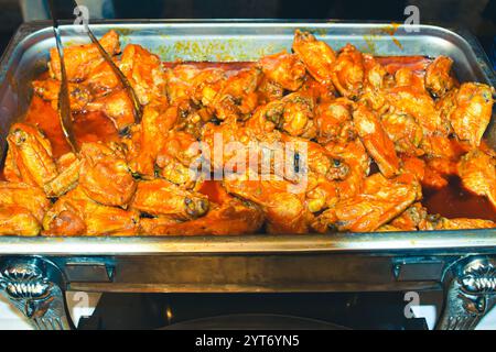 Ailes de poulet, connues sous le nom de « ailes » à Buffalo, servies lors de la célébration de Buffalo Nite au Capitol Hill, en septembre 2024. Banque D'Images