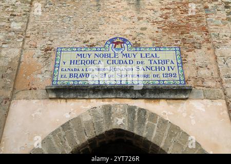 Plaque carrelée sur Jerez Gate à Tarifa en Espagne Banque D'Images