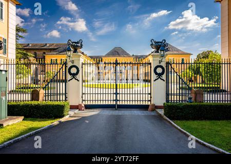 Château de Johannisberg dans le Rheingau, vue sud depuis le vignoble de Riesling, autrefois propriété du prince Metternich Banque D'Images