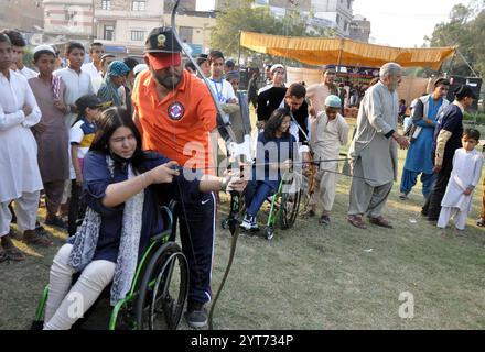 Les joueurs handicapés sont en action lors du Gala sportif organisé par Saylani Welfare à la veille de la Journée internationale des personnes handicapées qui s'est tenue au Latifabad N°08 à Hyderabad le vendredi 6 décembre 2024. Banque D'Images