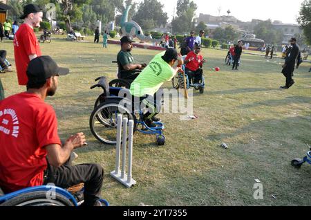 Les joueurs handicapés sont en action lors du Gala sportif organisé par Saylani Welfare à la veille de la Journée internationale des personnes handicapées qui s'est tenue au Latifabad N°08 à Hyderabad le vendredi 6 décembre 2024. Banque D'Images