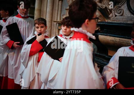 Les choristes arrivent pour une répétition pendant les préparatifs avant le service Together at Christmas carol à l'abbaye de Westminster à Londres. Date de la photo : vendredi 6 décembre 2024. Banque D'Images