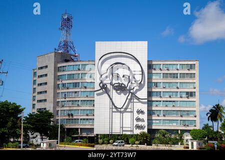 La Plaza de la Revolucion avec la peinture murale de Fidel Castro à la Habana, la Havane, Cuba Banque D'Images