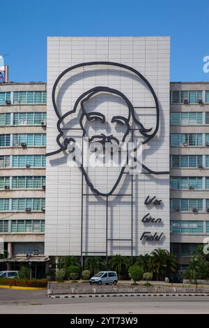 La Plaza de la Revolucion avec la peinture murale de Fidel Castro à la Habana, la Havane, Cuba Banque D'Images