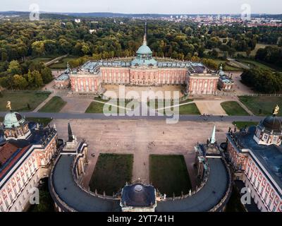 Vue par drone du New Palace Castle Sanssouci et du complexe universitaire de Potsdam, en Allemagne, présentant l'architecture baroque, la grandeur historique et les paysages pittoresques Banque D'Images