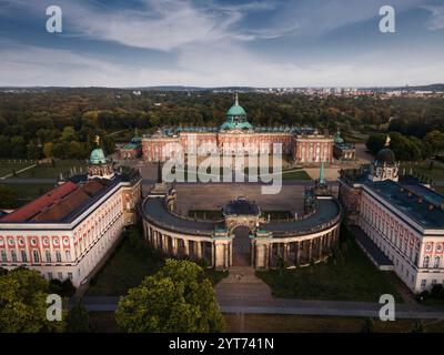 Vue par drone du New Palace Castle Sanssouci et du complexe universitaire de Potsdam, en Allemagne, présentant l'architecture baroque, la grandeur historique et les paysages pittoresques Banque D'Images