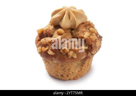 Photo studio d'un muffin au café et aux noix découpé sur fond blanc Banque D'Images