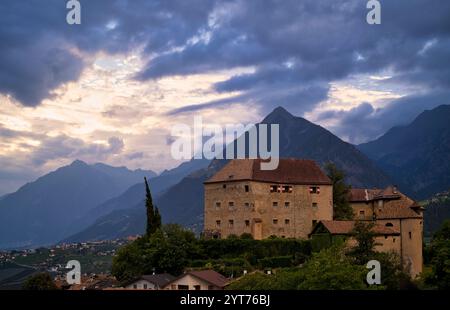 Château de Schenna, Castelo, Schenna, Scena, derrière Mutspitze, lumière du soir, nuages, atmosphérique, Tyrol du Sud, Province autonome de Bolzano, Italie Banque D'Images