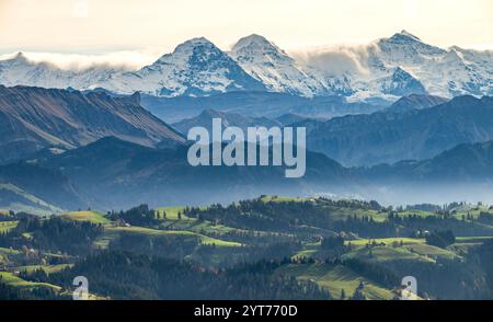 Panorama alpin suisse avec paysage dans l'Emmental. Oberland bernois. Canton de Berne. Suisse. Europe. Banque D'Images