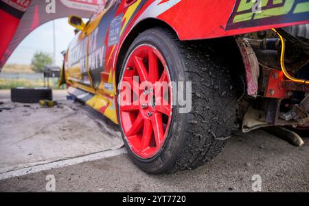 Almaty, Kazakhstan - 29 juin 2023 : pneu usé sur la roue arrière d'une voiture de dérive. Course Banque D'Images
