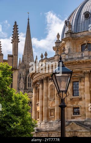 The Radcliffe Camera (au premier plan) et The University Church, Radcliffe Square, Oxford, Royaume-Uni Banque D'Images