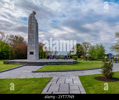 Langemark-Poelkapelle, le soldat de couvaison, également mémorial de Saint Julien, est un mémorial de guerre canadien en l'honneur de la 1re Division canadienne dans un petit parc commémoratif du village de Saint-Julien, dans la région du Westhoek autour d'Ypres Banque D'Images