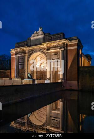 Ypres, Menenpoort mémorial en 56, 000 soldats britanniques portés disparus au combat pendant la première Guerre mondiale, dont les noms sont gravés sur les murs. Depuis 1929, la cérémonie du Last Post a eu lieu à 20h avec un appel militaire et l'Ode aux morts de Laurence Binyons. Il se termine par "nous nous souviendrons d'eux" et une minute de silence Banque D'Images