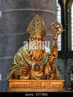 Ypres, l'église de nouveaux Martin est une basilique gothique cruciforme avec un transept et est classée au patrimoine culturel flamand. Il a été complètement détruit lors de la première Guerre mondiale puis reconstruit (1922-1930). Buste de SANCTE NICOLAE O.P.N. dans l'église de disposant Martin Banque D'Images