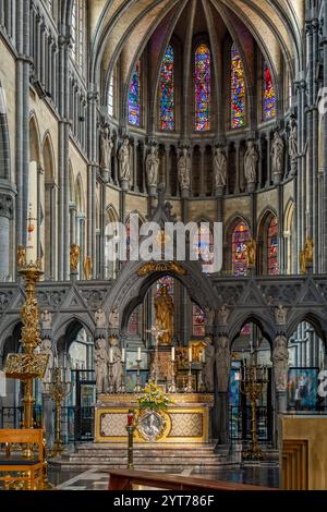 Ypres, l'église de nouveaux Martin est une basilique gothique cruciforme avec un transept et est classée au patrimoine culturel flamand. Il a été complètement détruit lors de la première Guerre mondiale puis reconstruit (1922-1930). Chœur et chœur. Banque D'Images